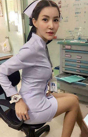 La foto sexy diventa virale, infermiera costretta a licenziarsi